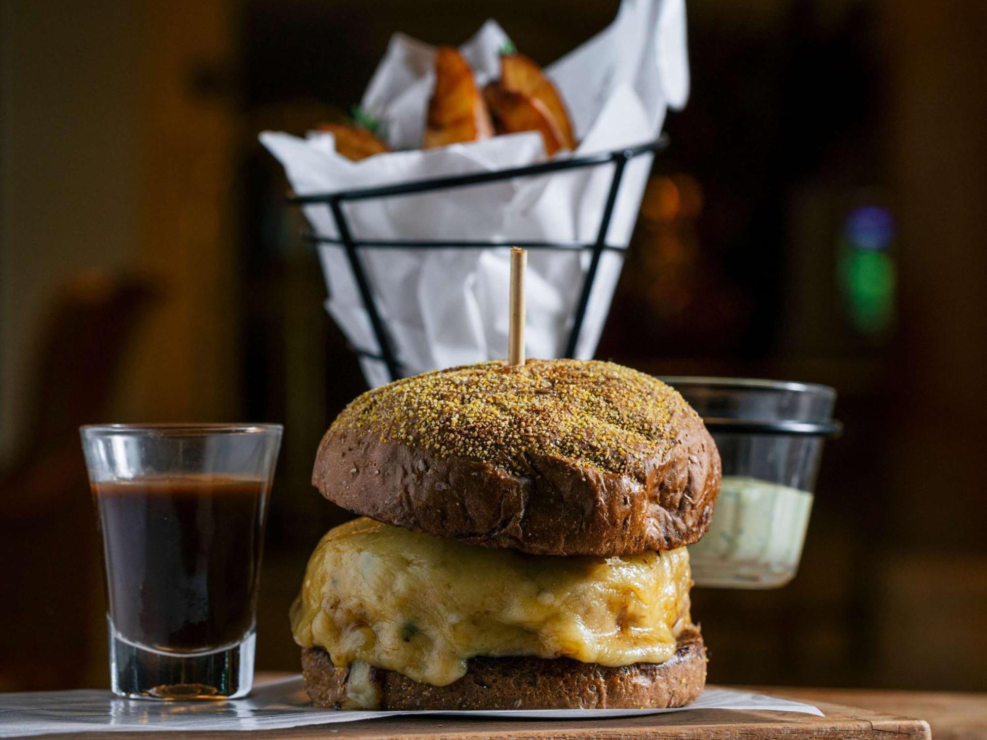 Grand Mercure Sao Paulo Ibirapuera Exterior photo A cheeseburger with a shot of espresso